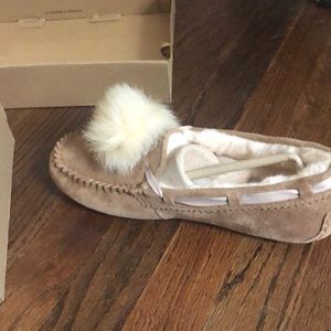 Ugg Dakota Pom Pom Slipper - Chestnut